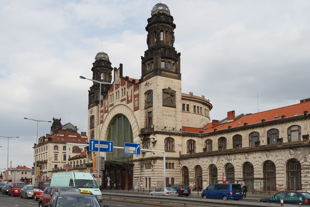 Bahnhof. Obwohl ziemlich heruntergekommen, läßt er die einstige Pracht noch immer erahnen